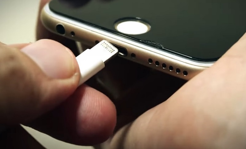 Khắc phục iPhone X sạc không vào pin bằng cách kiểm tra cổng sạc và cáp sạc