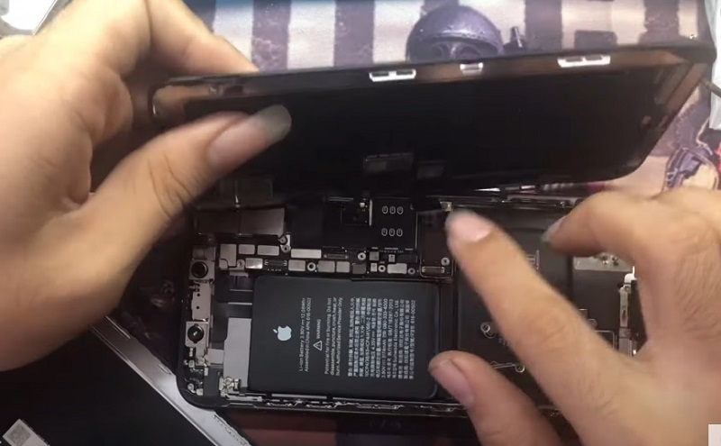 Khác phục iPhone XS Max bị vỡ màn hình bằng cách thay màn hình