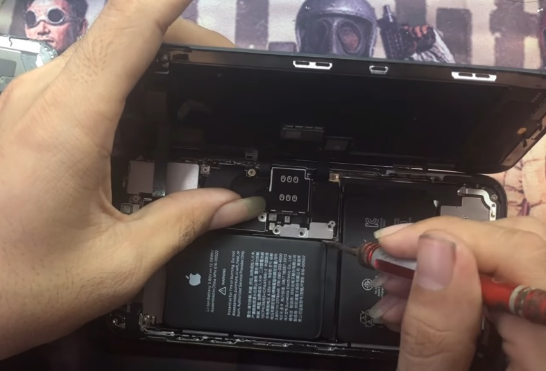 Khác phục iPhone XS Max bị vỡ màn hình bằng cách thay màn hình