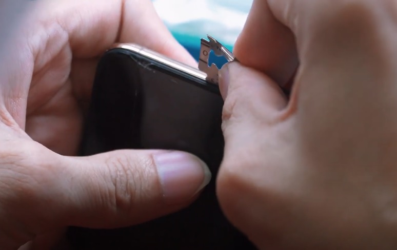 Khác phục iPhone XS Max bị vỡ màn hình bằng cách thay mặt kính