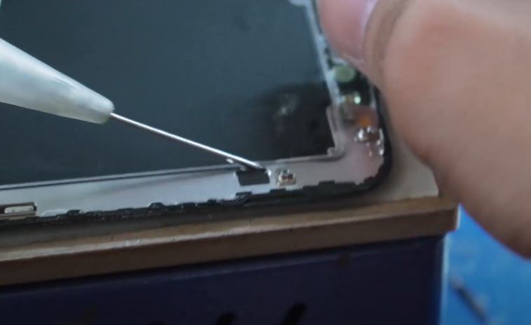 Khác phục iPhone XS Max bị vỡ màn hình bằng cách thay mặt kính