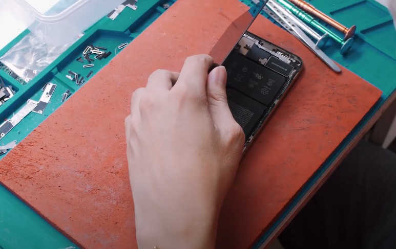 Khác phục iPhone XS Max bị vỡ màn hình bằng cách thay mặt kính