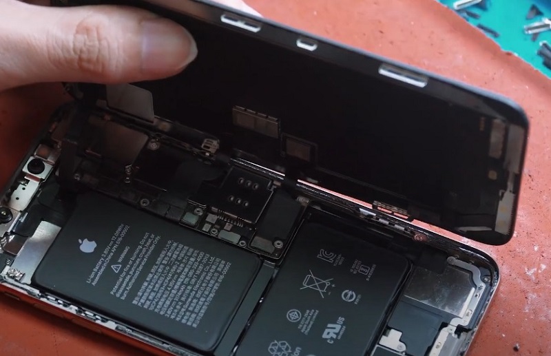 Khác phục iPhone XS Max bị vỡ màn hình bằng cách thay mặt kính