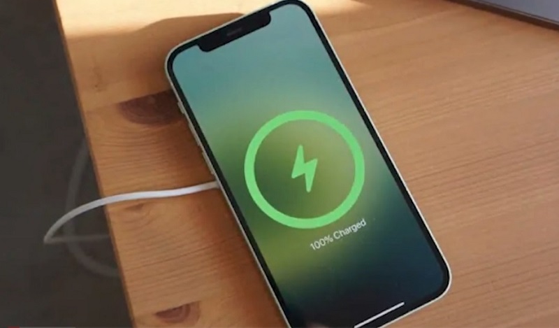 Khắc phục màn hình iPhone tự nhiên bị tối bằng cách sạc pin đầy