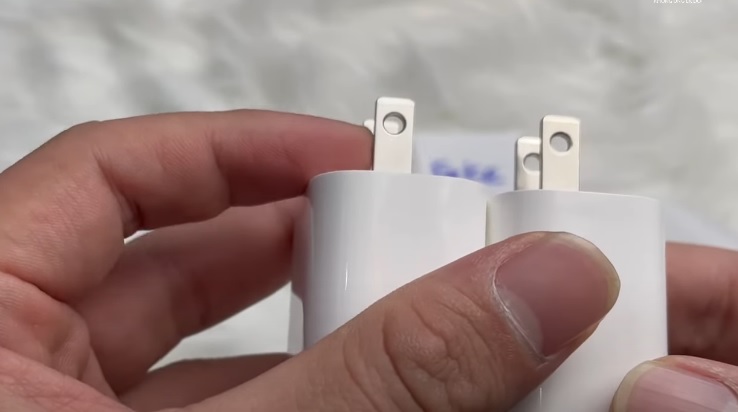 Nhận biết củ sạc iPhone chính hãng bằng cách kiểm tra qua trọng lượng