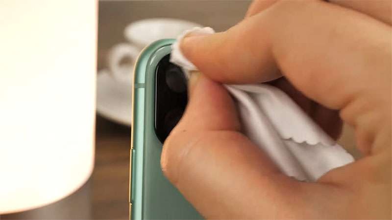 Khắc phục camera iPhone bị vàng bằng cách vệ sinh ống kính bằng khăn mềm