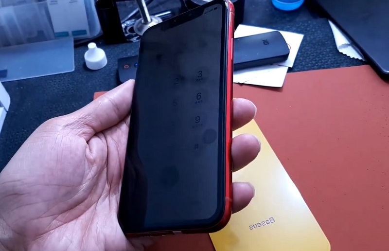 Chống nhìn trộm trên iPhone bằng cách dùng miếng dán chống trộm