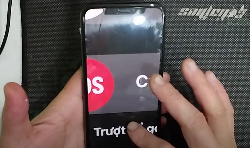 Nguyên nhân iPhone bị phóng to màn hình khóa