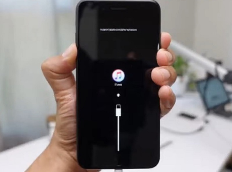 Khắc phục iPhone hết pin tắt nguồn sạc không lên bằng cách kết nối iTunes và giữ nguồn