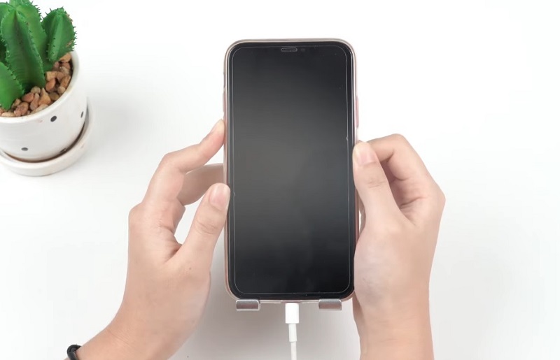 iPhone nhưng không lên nguồn do sạc qua đêm