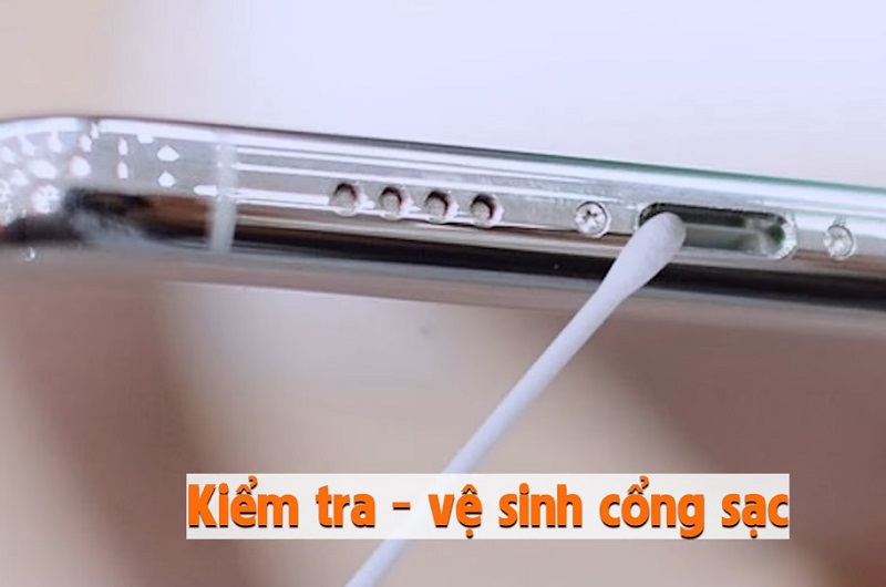 Khắc phục iPhone hết pin tắt nguồn sạc không lên bằng cách vệ sinh cổng sạc