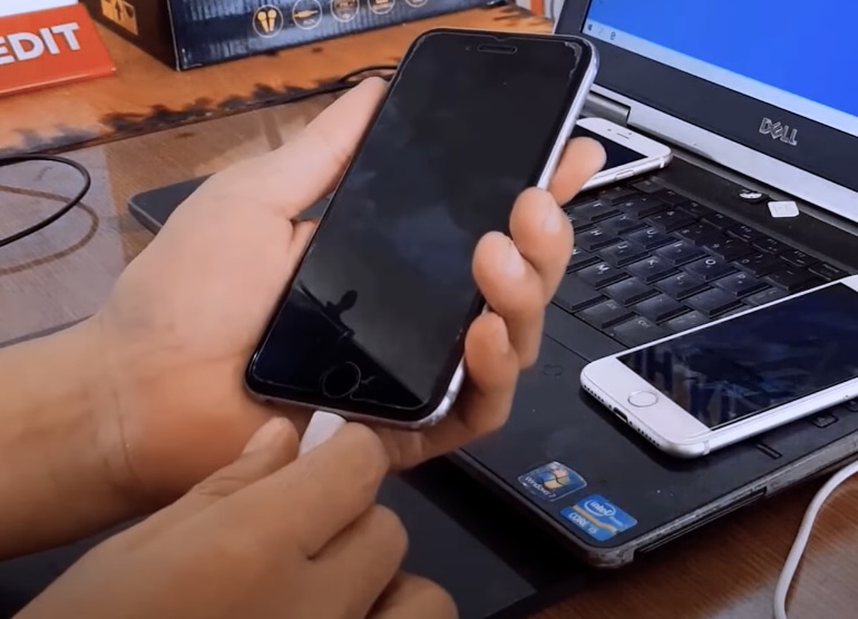 Khắc phục điện thoại tự nhiên tắt nguồn mở không lên bằng cách sạc pin điện thoại 