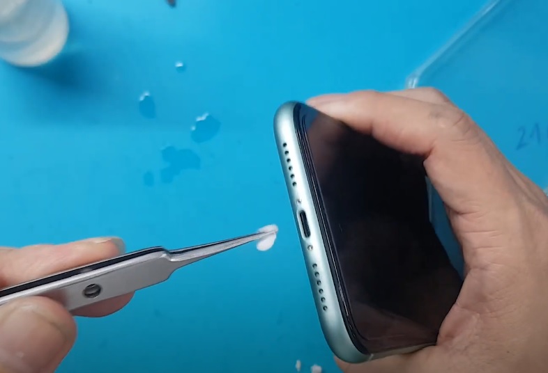 Khắc phục sạc dự phòng không sạc được iPhone bằng cách vệ sinh cổng sạc