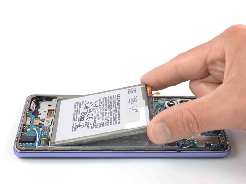 Khắc phục điện thoại Samsung sạc không vào pin bằng cách thay pin chính hãng