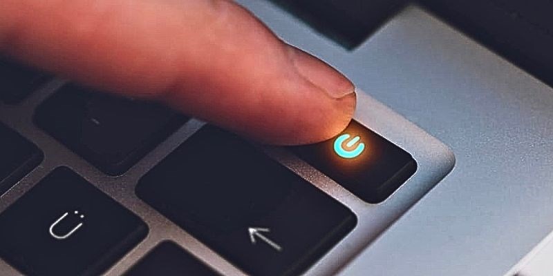 Khắc phục màn hình Macbook bị ám xanh bằng cách bằng Reset lại PRAM / NVRAM