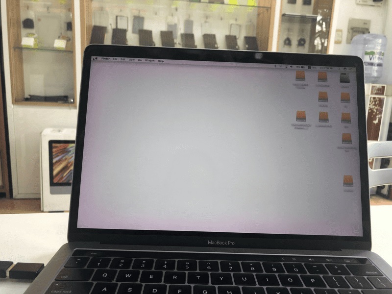 Nguyên nhân màn hình Macbook bị ám xanh