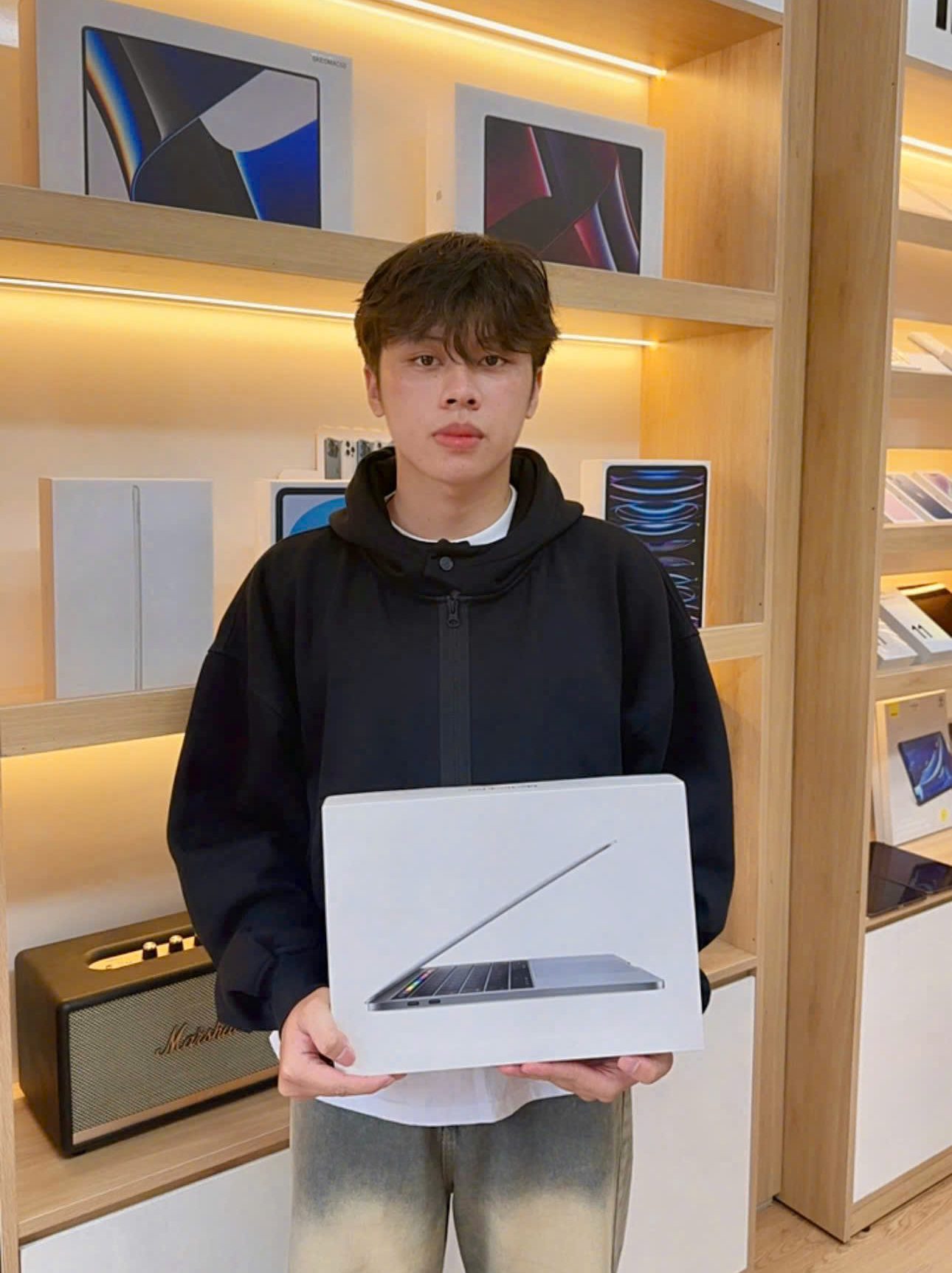 Hình ảnh khách hàng sử dụng dịch vụ thu mua Macbook tại Tuấn Apple