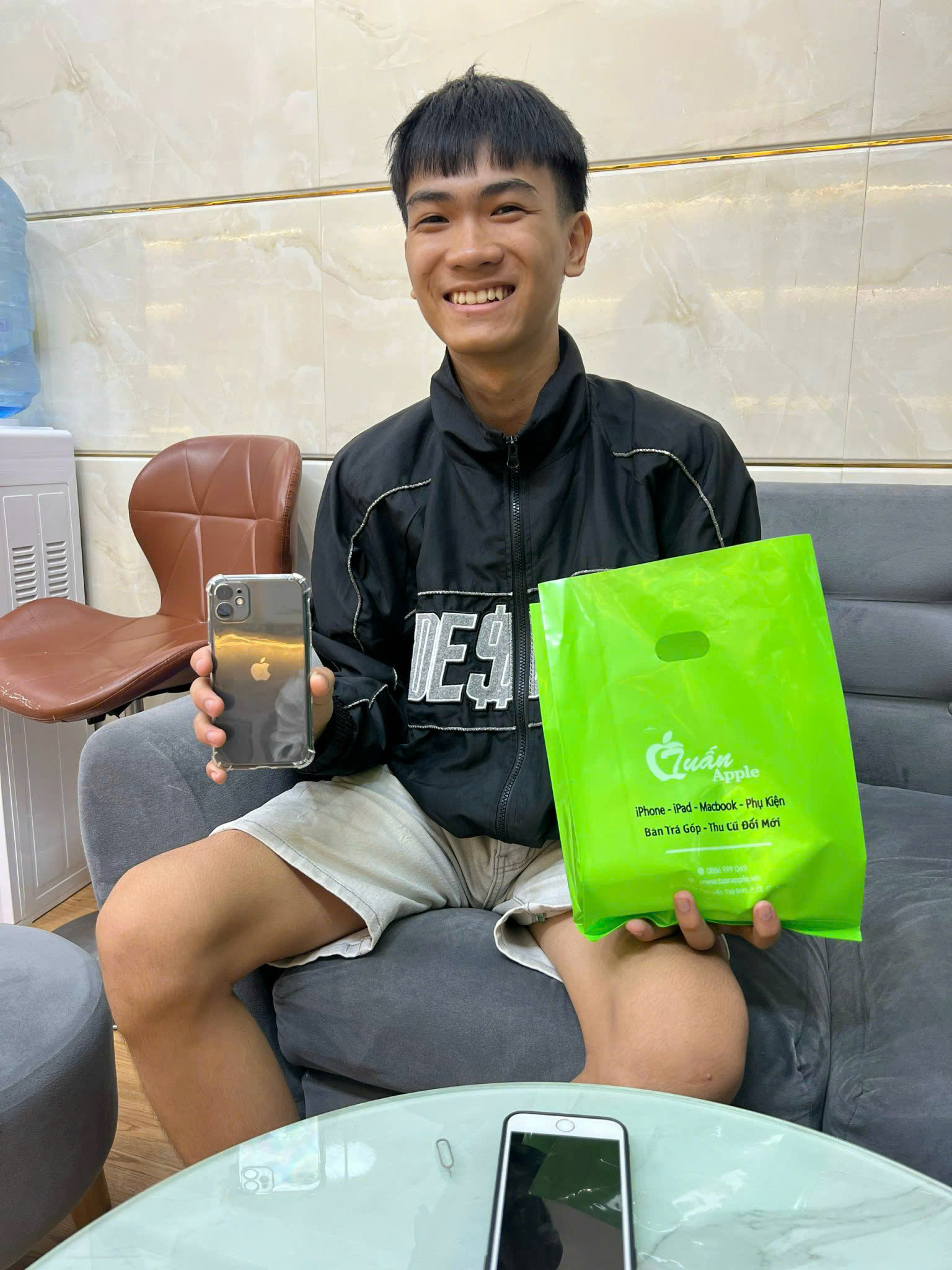 Khách hàng đã sử dụng dịch vụ thu mua iPhone cũ tại Tuấn Apple