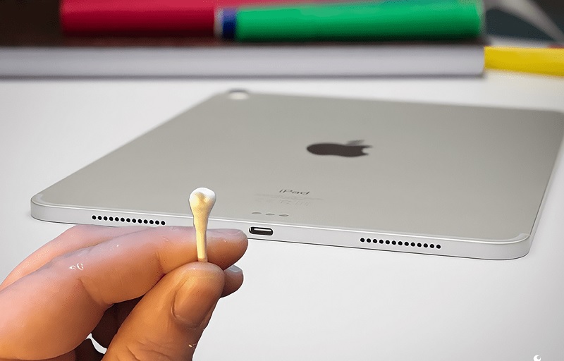 Khắc phục loa iPad bị nhỏ tiếng bằng cách vệ sinh loa iPad