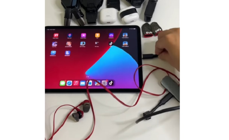 Tắt chế độ tai nghe trên iPad bằng cách cắm ra rút vào tai nghe cũ nhiều lần