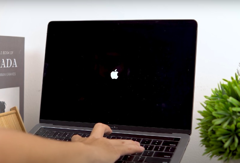 Macbook bị treo khi mở máy Thả phím Shift khi logo Apple xuất hiện