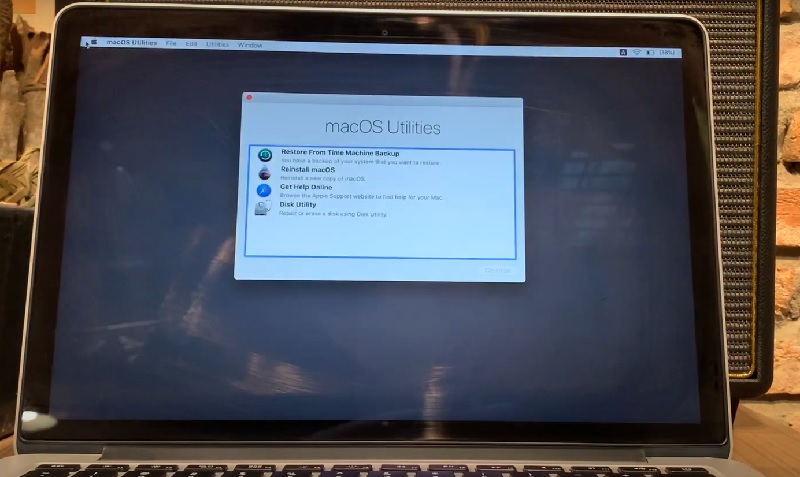Macbook bị treo khi mở máy Cài đặt lại Macos bước 1 Vào menu Apple ở góc trên bên trái màn hình