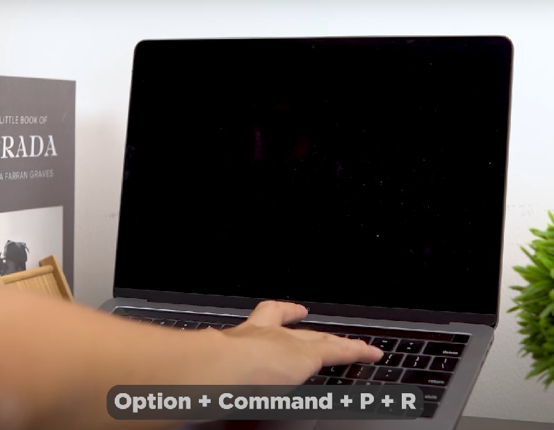 Macbook bị treo khi mở máy Nhấn tổ hợp Command + Option + P + R ngay khi bật máy