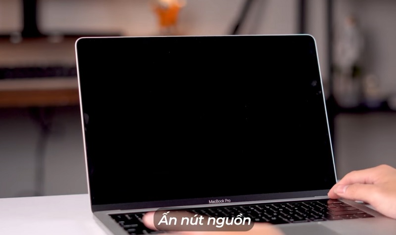 Sửa lỗi Macbook không lên màn hình bằng cách thay card màn hình