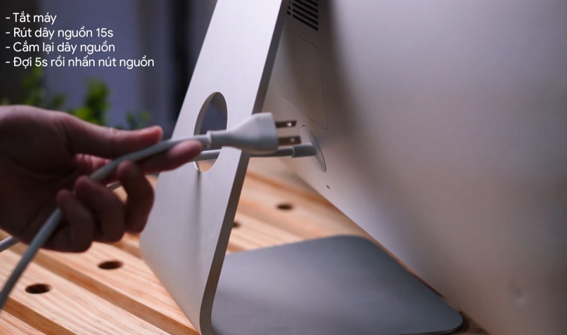 Sửa lỗi Macbook không lên màn hình bằng cách rút sạc và cắm sạc lại