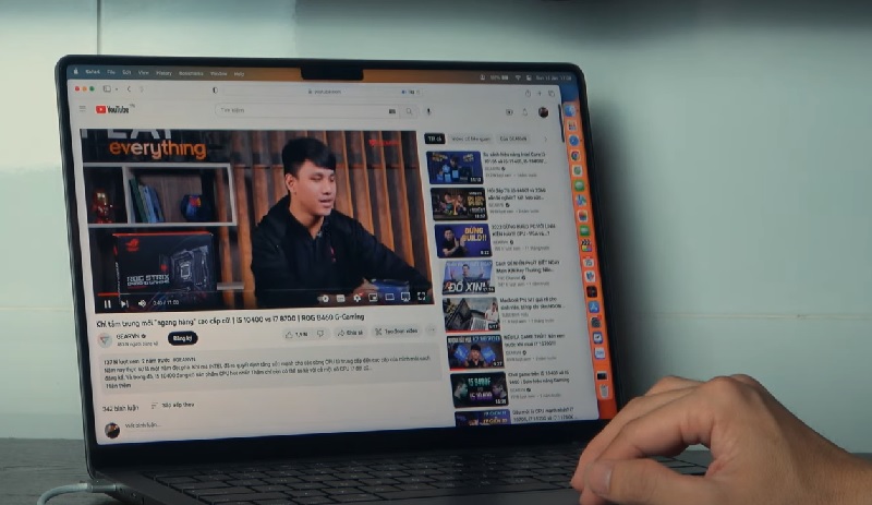 Có nên cắm sạc Macbook 24 24 không?