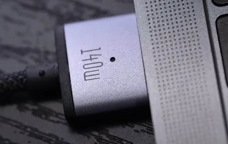 Có nên cắm sạc Macbook 24 24