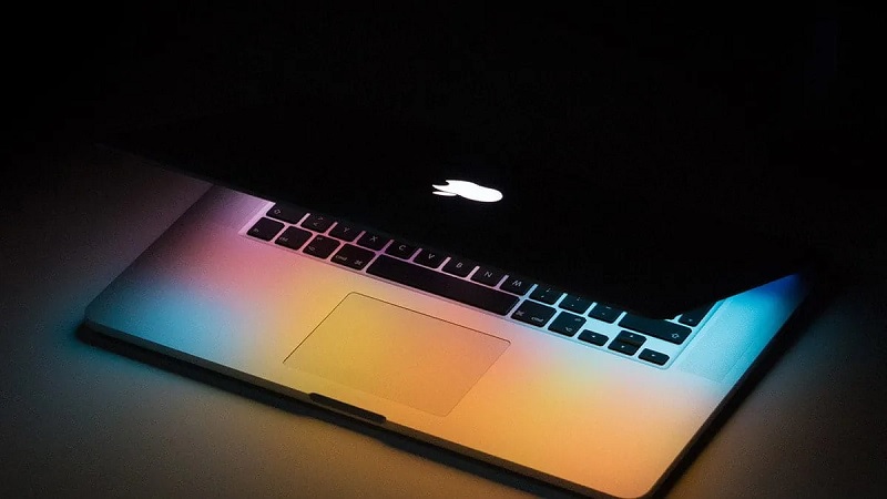 Tắt màn hình Macbook bằng gập Macbook lại