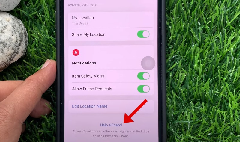 Tạo hoặc đăng nhập iCloud, rồi bật “Chia sẻ vị trí của tôi” trên iPhone cần theo dõi.