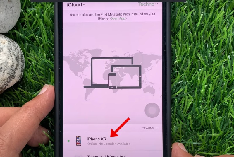 Mở Find My Friends, thêm email iCloud của người bạn muốn theo dõi vào danh sách chia sẻ