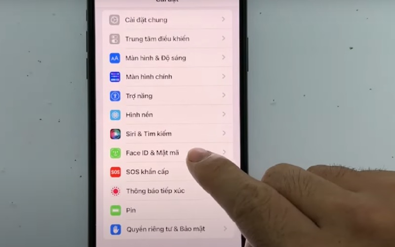 Vào Cài đặt, chọn Face ID & Mật mã hoặc Touch ID & Mật mã tùy theo loại iPhone.
