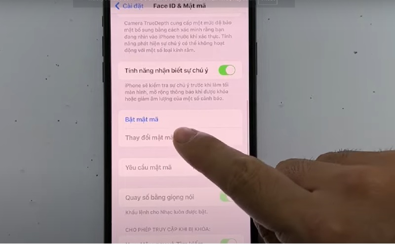 Chọn Bật hoặc Thay đổi mật mã, sau đó chọn loại mã tùy chỉnh để tăng bảo mật