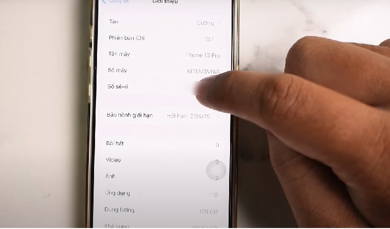 Chọn Giới thiệu, tìm mục Số sê-ri và sao chép dãy số này để lưu trữ