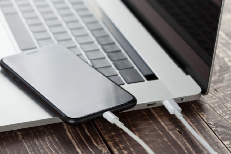 Kết nối iPhone với máy tính, mở iTunes để xem thông tin thiết bị, trong đó có mã IMEI