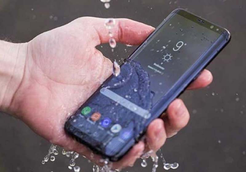 Vì sao nên sửa điện thoại Samsung bị vô nước luôn?