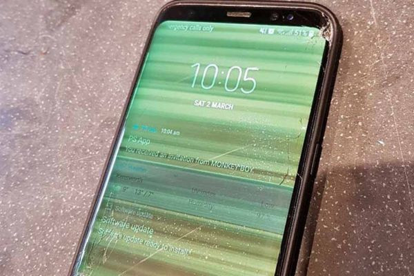 Lỗi màn hình điện thoại bị sọc ngang nhấp nháy là gì?