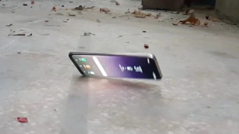 Vì sao màn hình điện thoại bị sọc ngang nhấp nháy?