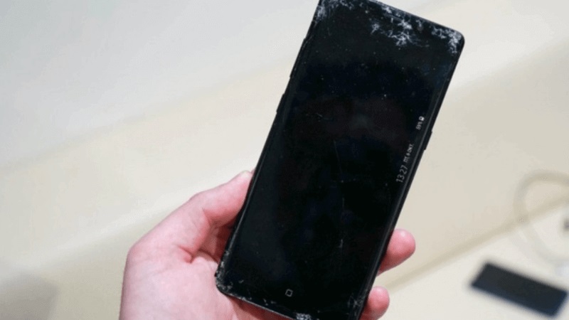 Rơi điện thoại xuống đất có sao không?