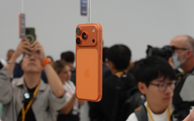 Các yếu tố ảnh hưởng đến giá iPhone 17