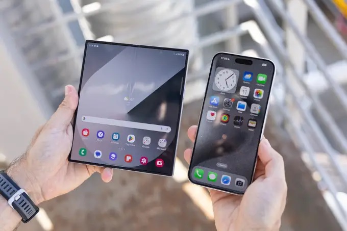 So sánh Galaxy Z Fold6 và iPhone 17 Pro Max qua màn hình