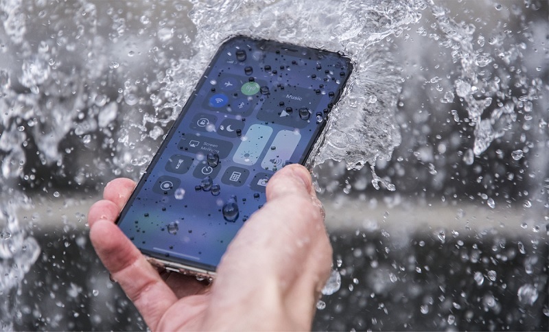 Mang iPhone 17, iPhone Air đi mưa, đi bơi, đi biển được không?