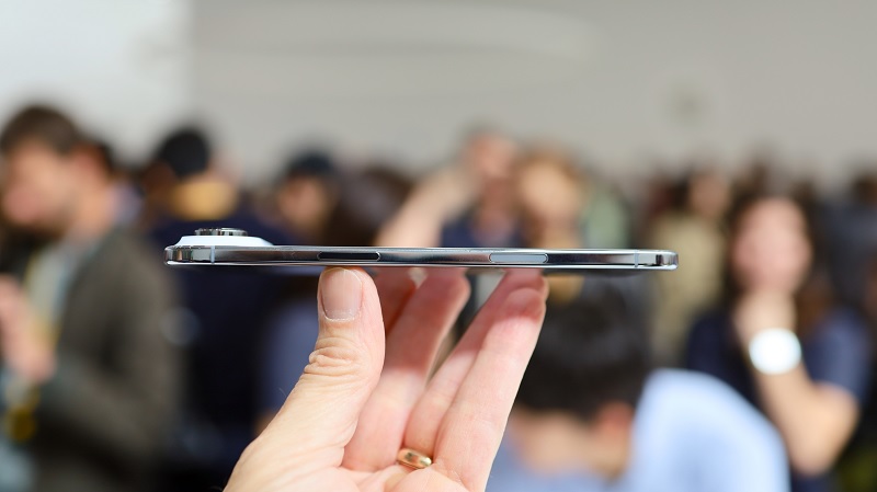 So sánh iPhone Air và iPhone 15 Pro Max qua kết nối và tính năng AI