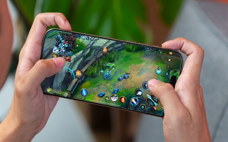 So sánh iPhone Air và iPhone 15 thường qua khả năng chơi game