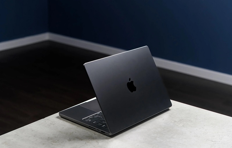 MacBook Pro M5 đen không gian