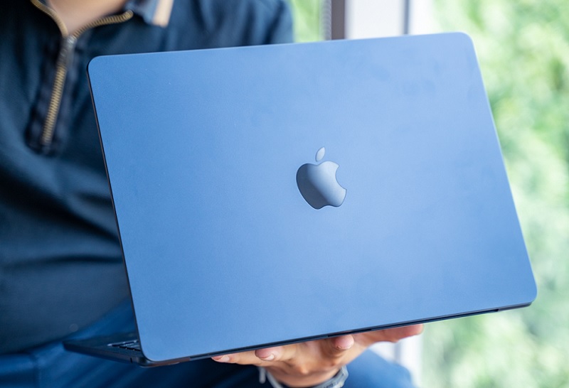 MacBook Air M3 màu xanh đen