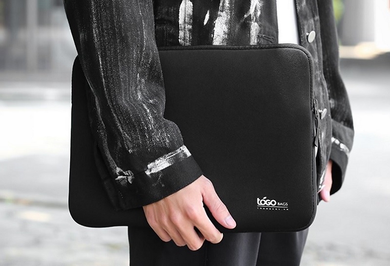 Túi chống sốc hoặc balo da - Nên mua gì cho MacBook Neo?